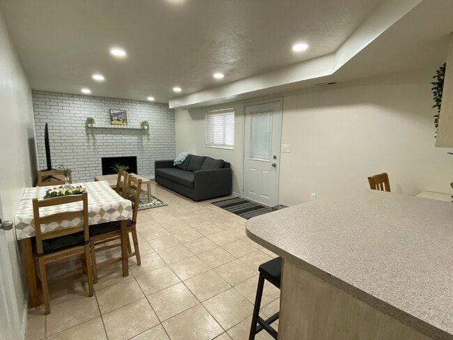 Zona de comedor y sala de estar - 2243 E 10300 S Unidad Sandy DimpleDell Basement