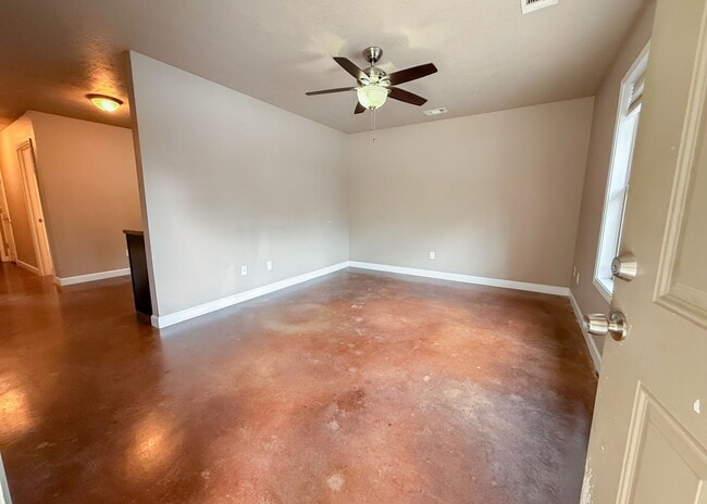 Building Photo - Commutable 2/1 Apartment • Water Included • Batesville Unit Apt F