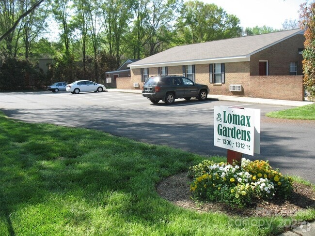 Building Photo - 1300 Lomax Ave Unit D Rental