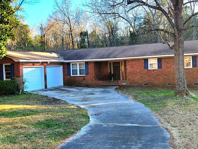 Building Photo - Spacious 3 bedroom without plenty of yard ... Rental