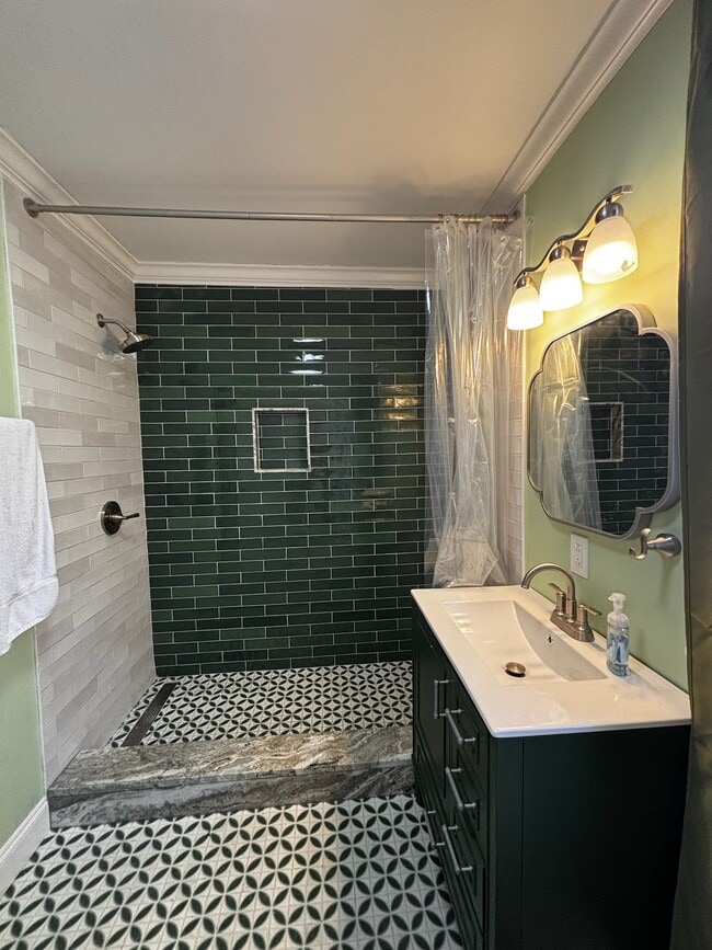 Photo - 807 W 10th St