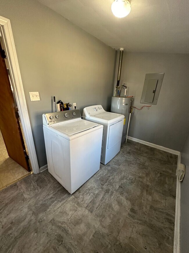 3 bedroom house in Fulton Hill! Laundry, C... Rental House Rental in