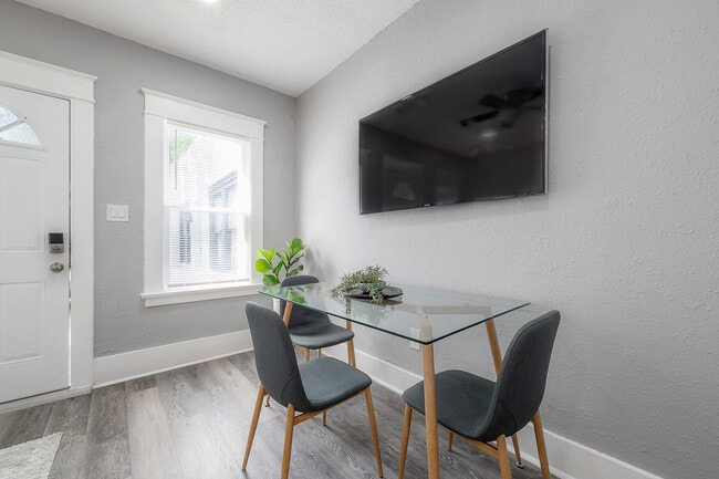 Photo - 517 W Idlewild Ave Unit ID1053146P