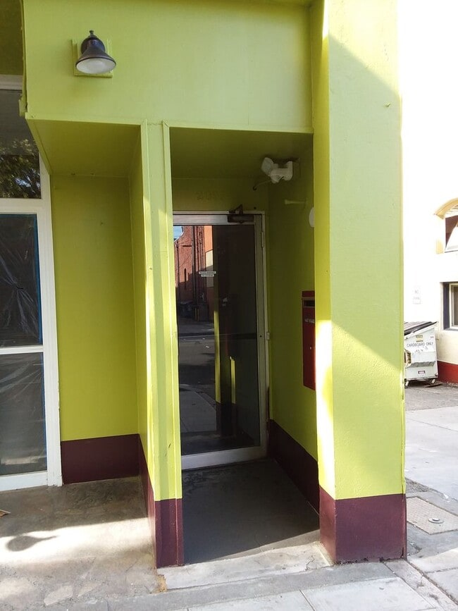 Building Photo - 209 1/2 W Holly St Unit BH T 209