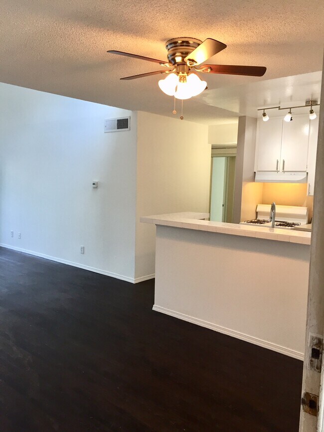 Photo - 18645 Hatteras St Unidad 404