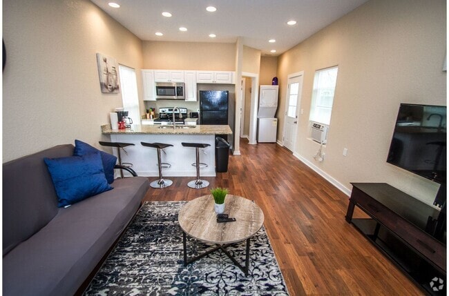 Building Photo - Renovated 1BR/1BA Downtown Home