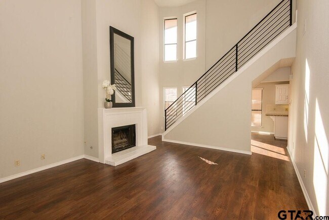 Photo - 5903 Hollytree Dr