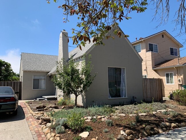 Building Photo - Terrific and Spacious Two Bedroom Westside... Rental
