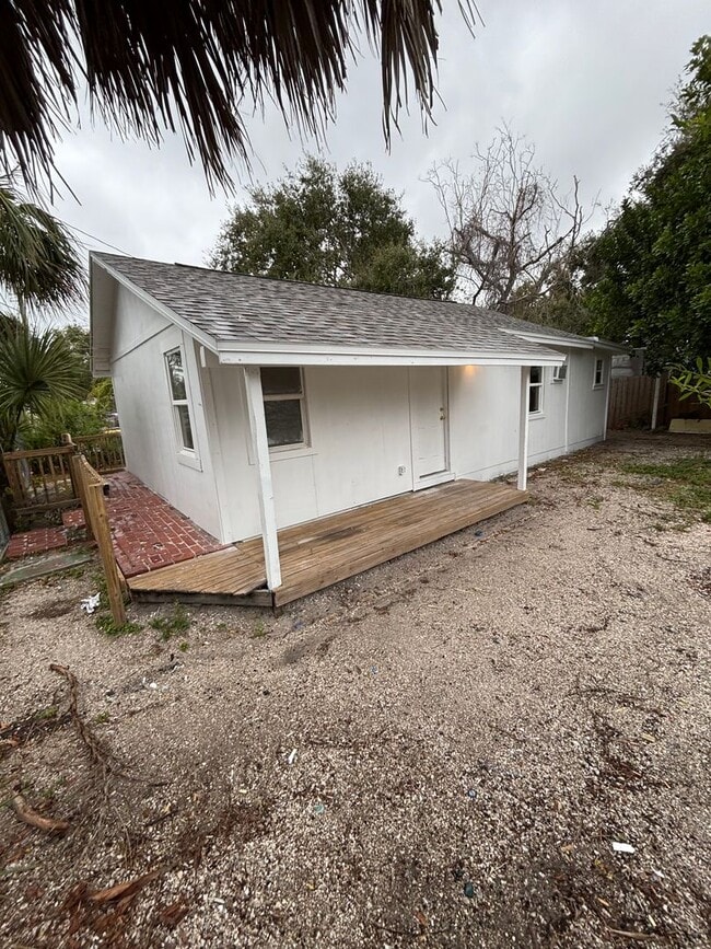 Building Photo - 3 bedroom 1 bath home in Sarasota Unit A