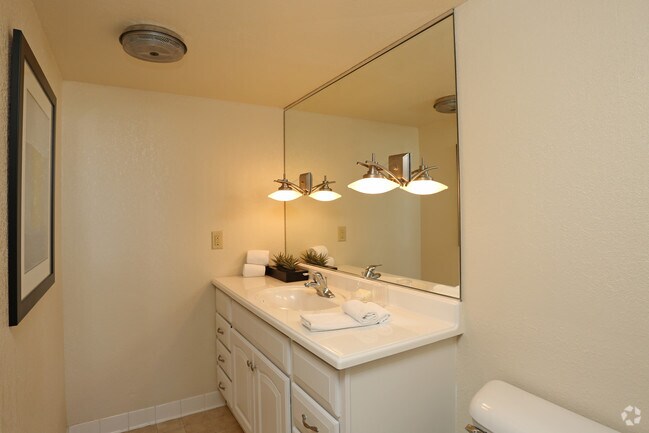 Half bathroom - Fountainview