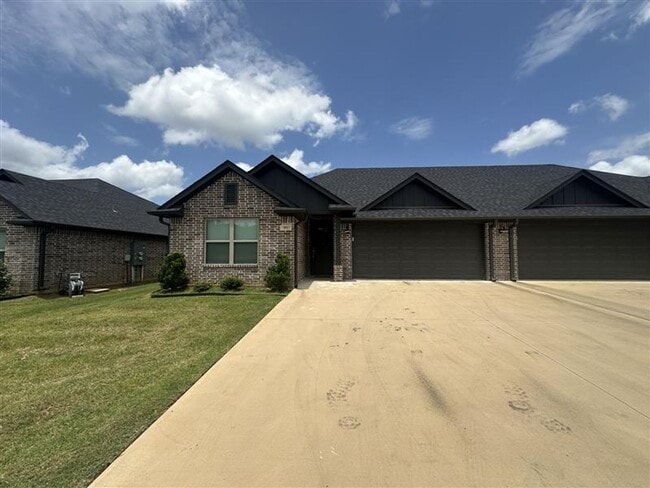 Building Photo - Country Heights #1102