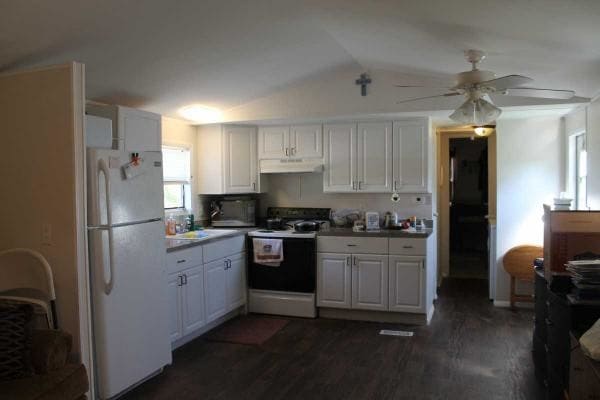 UPDATED KITCHEN - 7815 Sunrunner Dr Rental