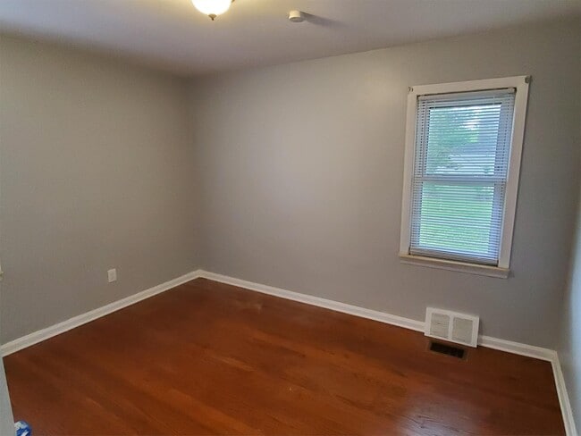 Photo - 8224 Riverdale St