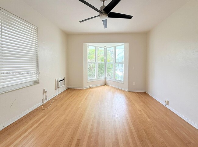 Building Photo - 315 W 28th St Unit 17