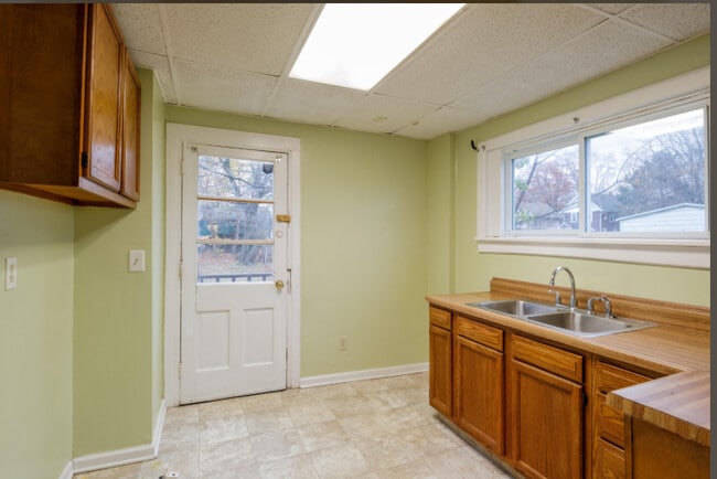 Photo - 975 W Wilbeth Rd