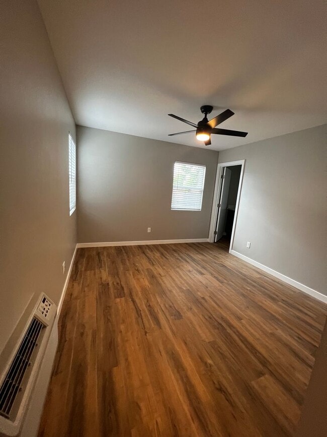 Building Photo - $1325 per tenant includes personal bathroo... Rental