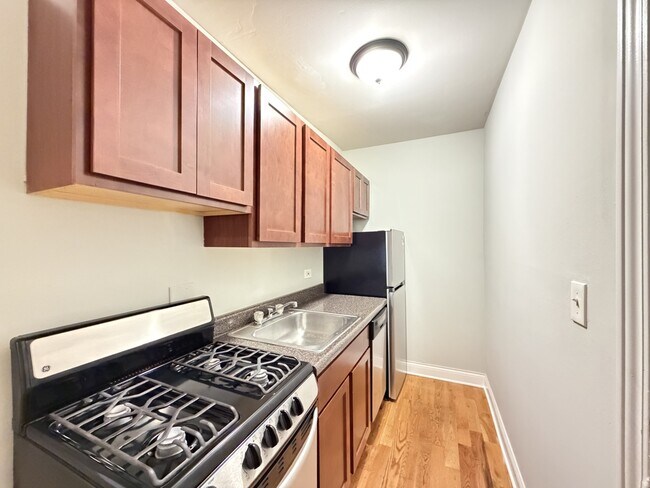 Photo - 850 W Cornelia Ave Unit J04P