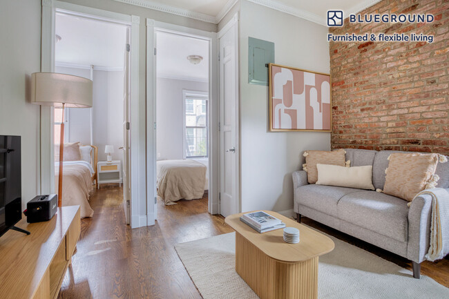 Building Photo - 309 E 8th St Rental