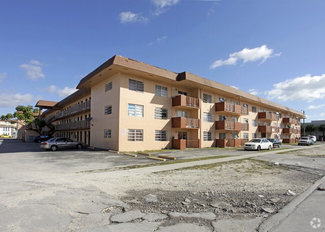 Caribbean Club Apartments - Caribbean Club Apartments