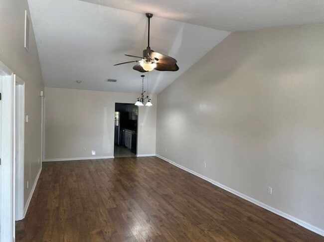 Photo - 2 Bedroom Townhome Conveniently Located in...