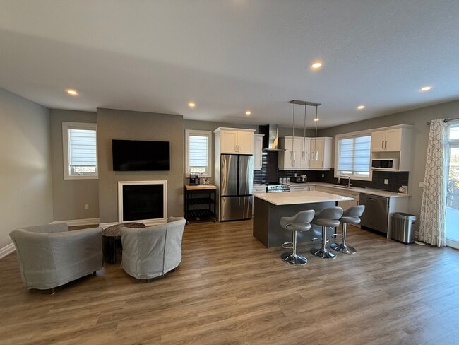 Photo - 117-9861 Glendon Dr