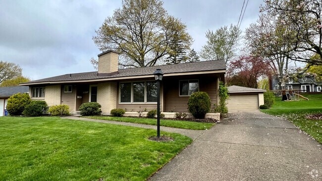 Building Photo - 1837 Onaway Rd SE Rental