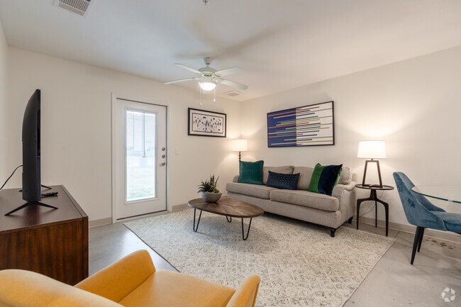 2BR, 2BA - 999SF - Living Room