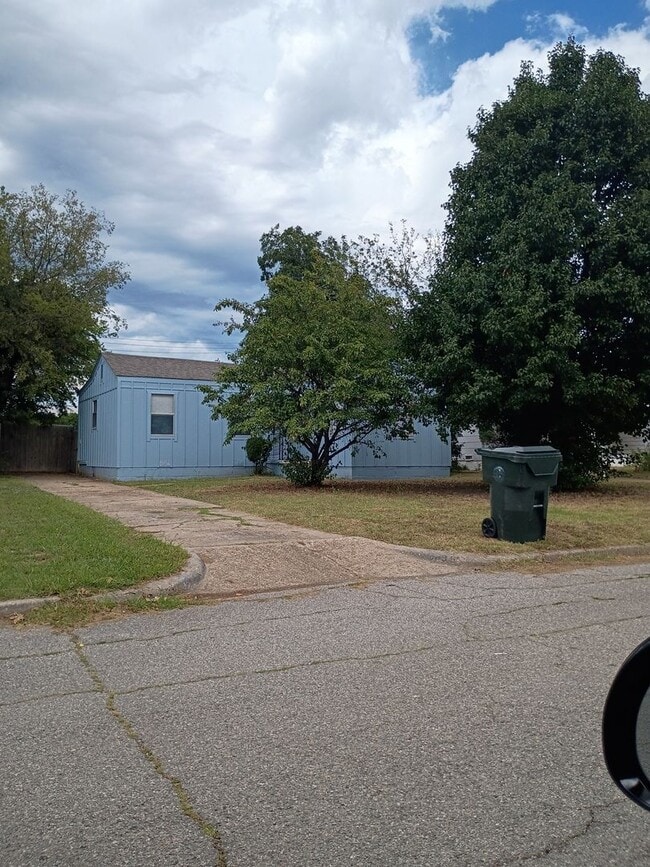 Building Photo - 2 Bed, 1 Bath Home