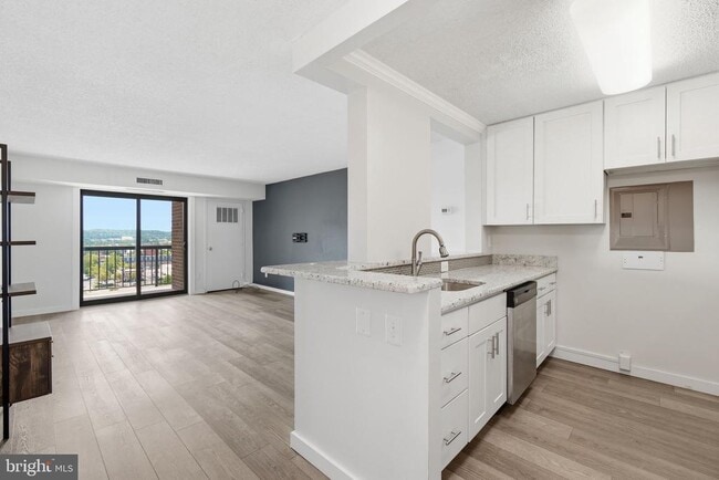 Building Photo - 200 N Pickett St Unit 1414