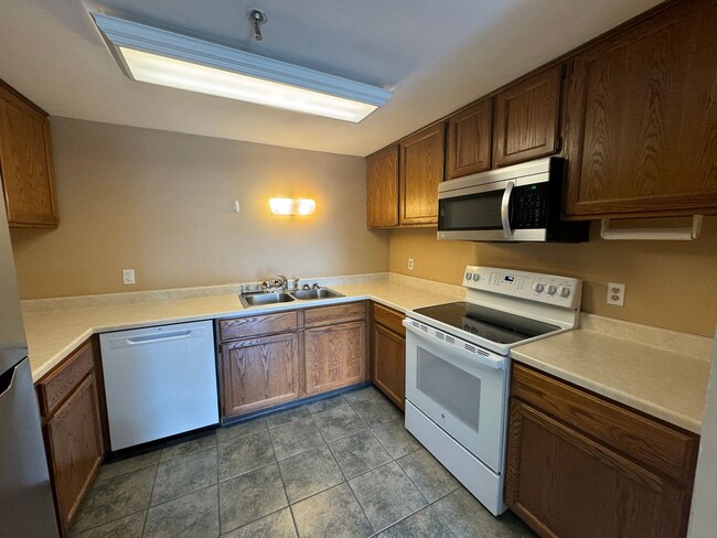 Large Three Bedroom Condo- ALL UTILITIES ... - Large Three Bedroom Condo-  ALL UTILITIES ...