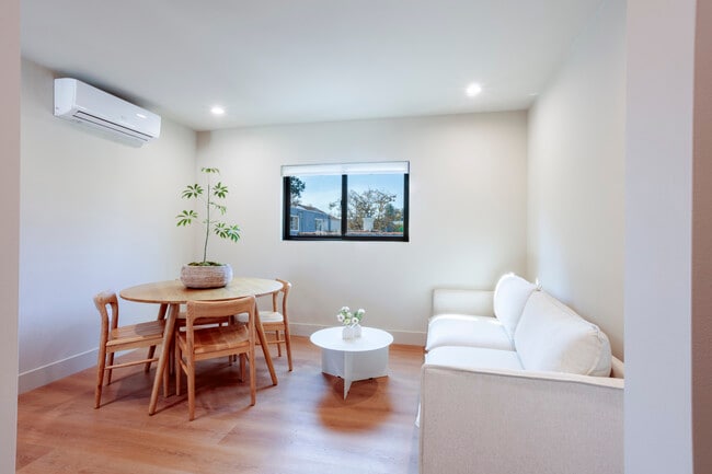 Photo - 6900 Willoughby Ave Unit 6902