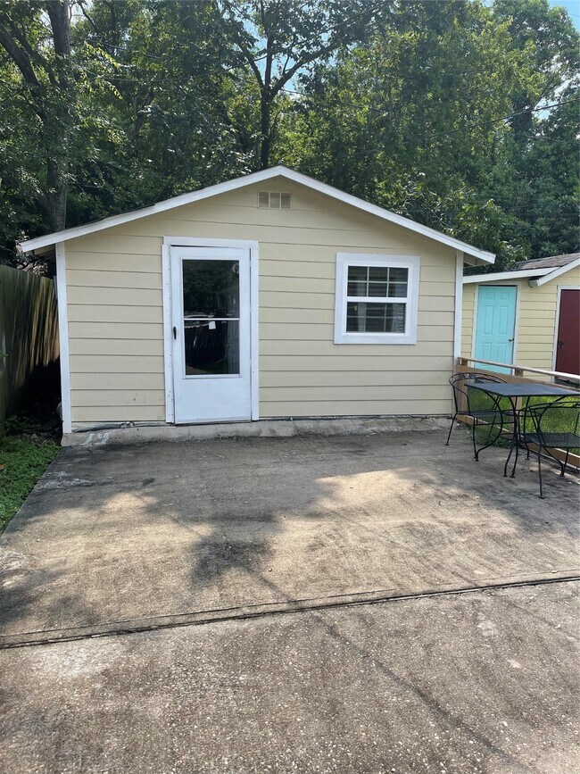 Photo - 1472 Godwin St