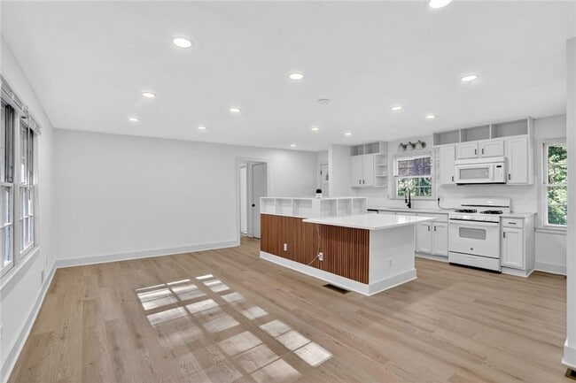 Photo - 2289 Addison Rd NE