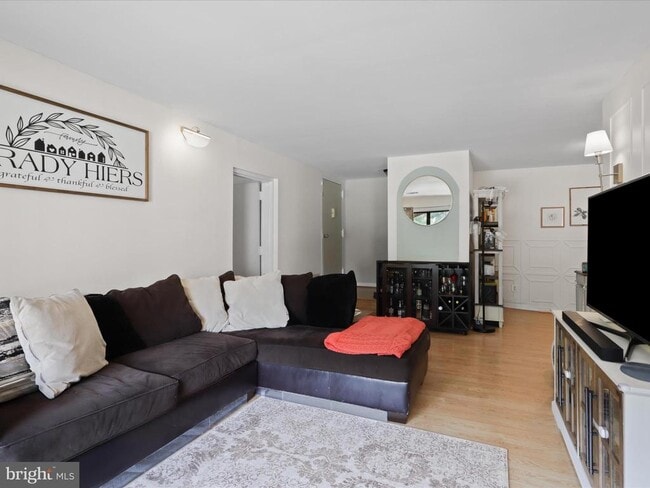 Building Photo - 11232 Chestnut Grove Square Unit 234