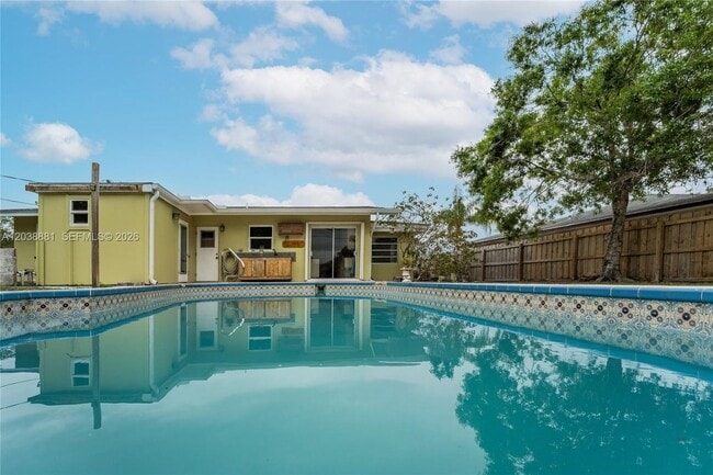 Photo - 607 Coconut Ave N