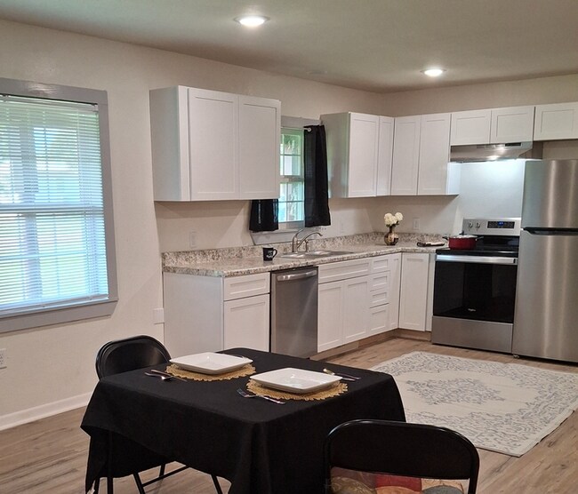 Photo - 140 Watters St