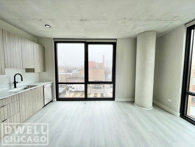 Photo - 4607 N Broadway St Unit 412