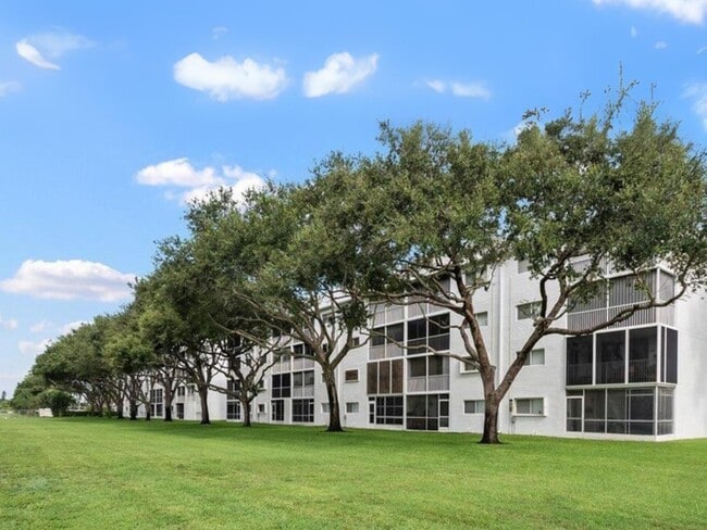 Building Photo - 4734 Lucerne Lakes Blvd E Unit 302