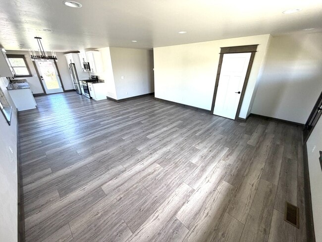 Photo - Single Level 3 Bed / 2 bath Home; Pet Friendly, Fenced back yard, Double car Garage