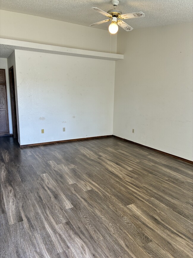 Photo - 302 S Avenue I