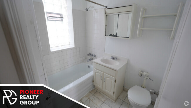 Building Photo - 634 W Barry Ave Unit #B626.5-S1 Rental