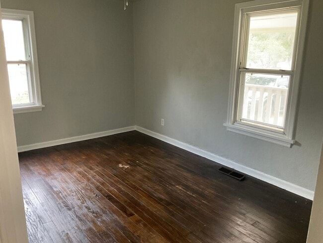Photo - 303 W Kittyhawk Dr