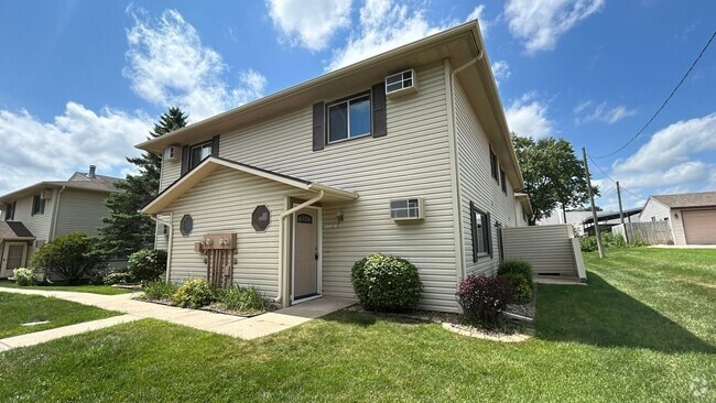 Building Photo - Now Available | 2 Bed, 1.5 Bath Townhome i...
