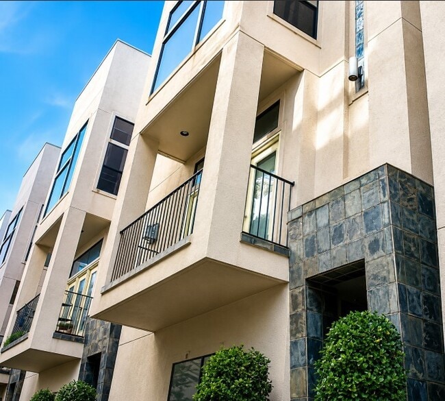 Building Photo - 6905 Staffordshire Blvd