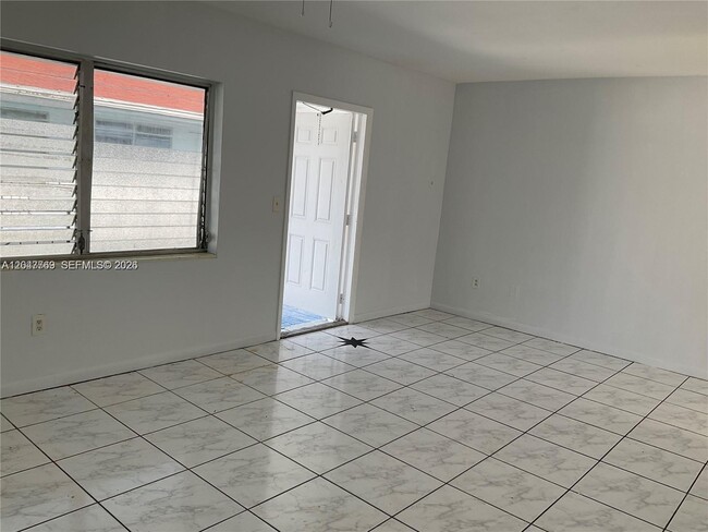 Photo - 1420 NE 171 St Unidad 2