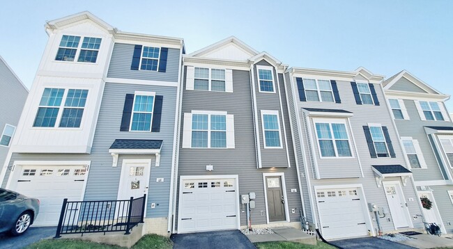 Photo - 4 Bed / 2-1/2 Bath Single Family Townhome w/1-Car Garage