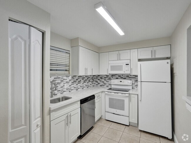 Building Photo - Modern & Spacious 2-Bedroom Condo – Prime ... Unit 108