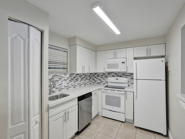 Modern & Spacious 2-Bedroom Condo – Prime ... - Modern & Spacious 2-Bedroom Condo – Prime ... Unit 108