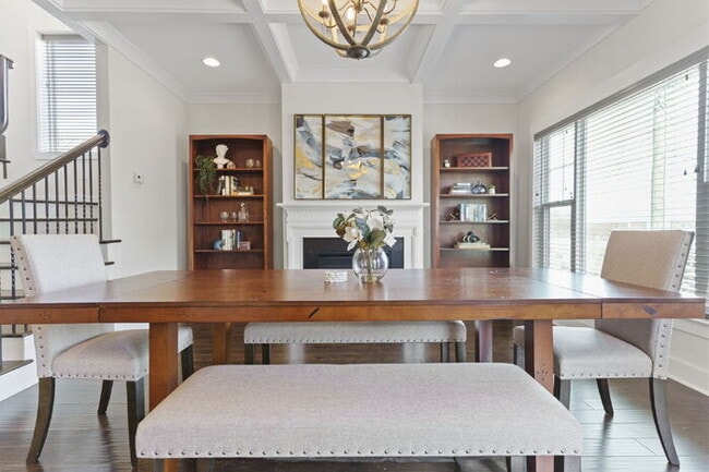 Building Photo - Luxurious 4-Bed Townhouse with Fireplace &...