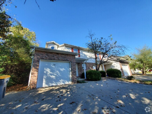 Building Photo - 4 bedroom, 2 bathroom duplex. Rental